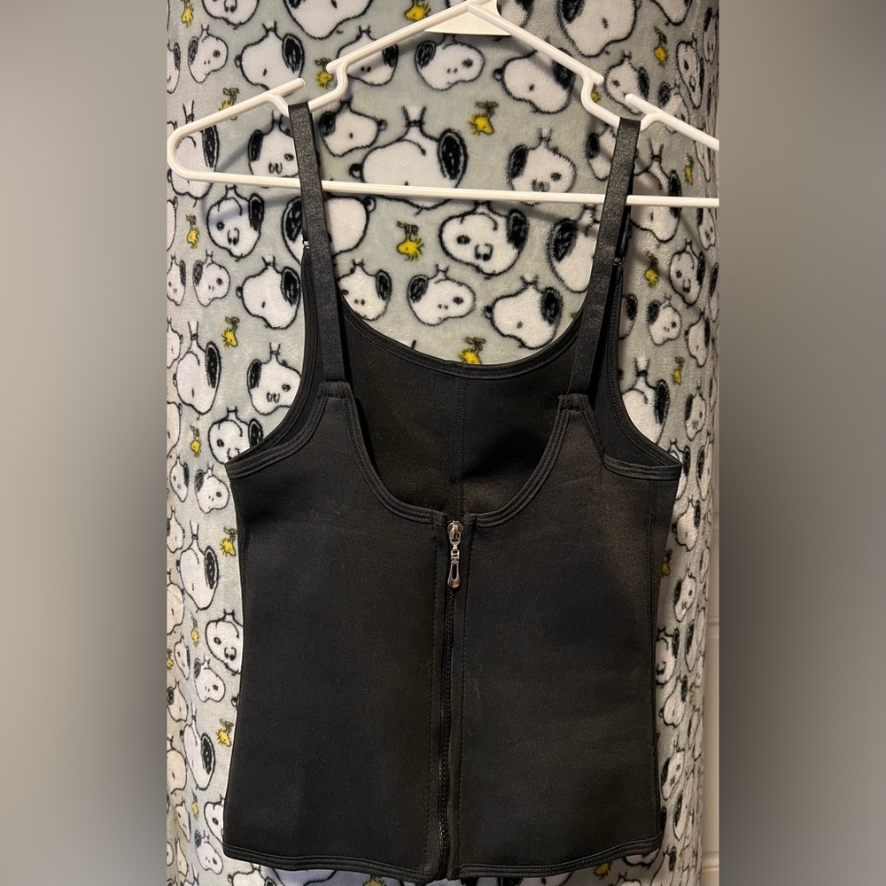 Women's shaping girdles